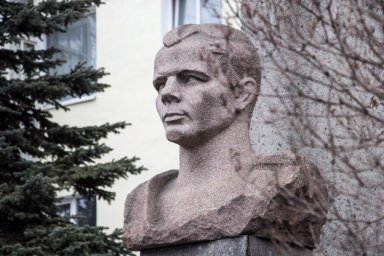 Памятники Гагарину